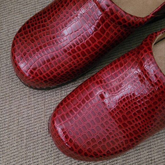 GH BASS & CO ROBYN RED EMBOSSED SLIP ON CLOGS - Picture 2 of 12